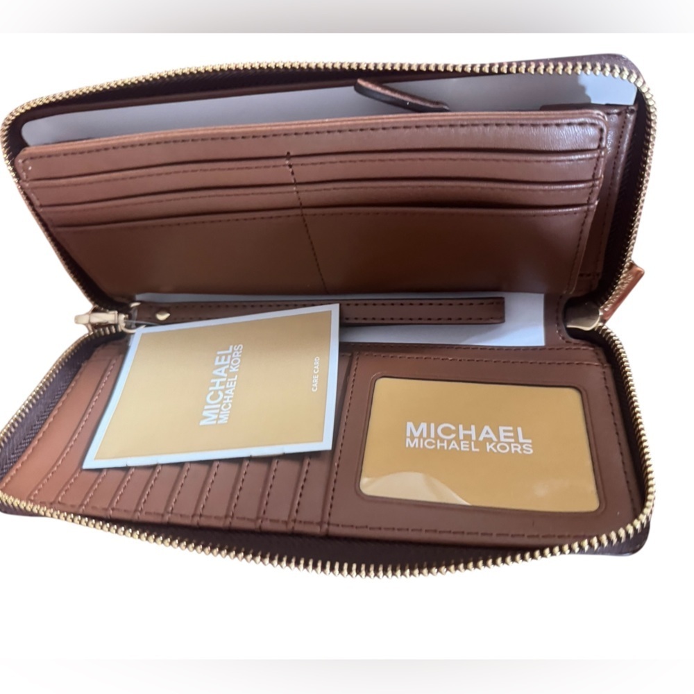Michael Kors Jet Set Travel Large Logo Quarter-Zip Wallet - Picture 3 of 4